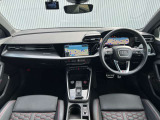 ファインナッパレザーにハニカムステッチを施したシート。赤いステッチがスポーティーな雰囲気を引き立てます。