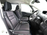 ゆったり室内で運転もしやすいです♪使い勝手の良い配置も考えられています!!
