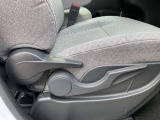 運転席シートリフターで、座面の高さも上下に動き、体格にあわせて調整ができ広々でゆったり運転できます♪