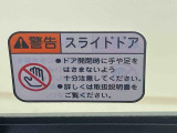 見た目が大事!な外装はぴかっとキレイに磨いており、経年のくすみもよみがえっております。ヘッドライトやドア周辺を磨く際にはマスキングテープを使用して保護しながら丁寧に作業をしております。