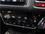 【オートエアコン】温度を設定すれば自動で快適な車内温度を保ちます。エアコン内部の高性能脱臭フィルターで車内のアレルゲンや花粉を除去。