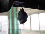 この車にはリアにもドライブレコーダーを装備しております◆映像・音声などを記録する自動車用の装置です。 もしもの事故の際の記録はもちろん、旅行の際の思い出としてドライブの映像を楽しむことができます。