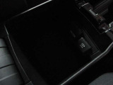 アームレスト内に収納がありますし、シガーソケットとUSBがあり電源が取れます!