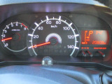 速度計が中央に配置されたメーターパネル。タコメーターつきです。