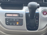 【オートエアコン】一度お好みの温度に設定すれば、車内の温度を検知し風量や温度を自動で調整。暑い&hellip;寒い&hellip;と何度もスイッチ操作をする必要はありません。快適な車内空間には必須の機能ですね♪
