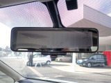 スマートルームミラーがリヤカメラで車両後方の映像ルームミラー表示しをクリアな後方視界を確保してくれます。