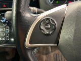ステアリングにオーディオ操作スイッチが付いています。オーディオ画面に直接タッチしなくても操作が出来ますので、運転に集中できます。