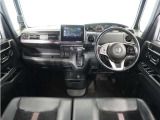 視界広々で運転しやすくロングドライブでも疲れを感じさせないすっきりとまとまったインパネ周りです。