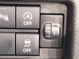 【アイドリングストップ】赤信号や渋滞で停車した際にエンジンを停止し、無駄な燃料の消費を抑えます。燃費向上や環境保護につなげる機能♪エンジンはブレーキを離せば再始動します。