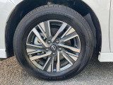 純正のアルミホイールです!お車に合ったデザインのホイールになっています!