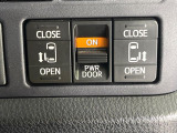 【両側パワースライドドア】スマートキーや運転席のスイッチで後席両側スライドドアの開閉が可能♪電動だから力を入れてドアを開ける必要が無く、小さなお子様でも簡単に開け閉めでき快適です♪