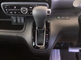 自然に手が届き、操作性の良いインパネシフトに、パーキングブレーキは、フットブレーキタイプなので、運転席と助手席の間はすっきりしています。