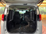 後席を格納すると、これだけの広さが!シーンに合わせたシートアレンジで、大きな荷物も積むことが出来ます♪