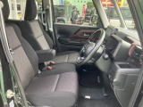 フロントシートはベンチシートです。インパネシフトで足元は広々。運転席と助手席はウォークスルーできます。