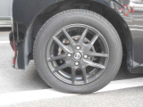 アルミホイールが付いています。お洒落は足元からですね。