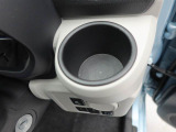 【据え置きカップホルダー】エアコン吹き出し口下部に設置されていますので使いやすさバッチリ!運転席から手の届くちょうどの位置です!