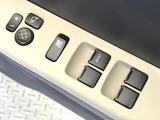 【電動格納ミラー】サイドミラーは電動格納式となっており、狭い駐車場でもキズがつくリスクを抑えられます。