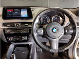 【ハンドル】ドライバーとBMW車の一体感がダイレクトに伝わるステアリングホイール。形状・太さへの拘りに加えて、操作性を高める為にスイッチ類も配置。クイックかつ安定のドライビングを体感下さい!