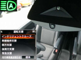フロントカメラで車線や前方の人や車をモニターして、エマージェンシーブレーキや車線逸脱警報をを作動。ハイビームアシストも装備。