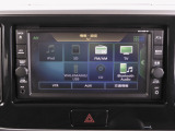 バックカメラ搭載車です。オーディオソースは最新のメディアにも対応しています。音楽プレーヤー・スマートフォン等を接続しナビから操作して音楽再生も可能です。