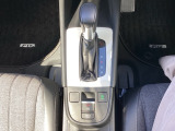 シンプルでとても使いやすいフロアシフトに、パーキングブレーキは、電子制御パーキングブレーキです。