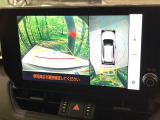 【パノラミックビューモニター】専用のカメラにより、上から見下ろしたような視点で360度クルマの周囲を確認することができます☆死角部分も確認しやすく、狭い場所での切り返しや駐車もスムーズに行えます。