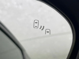 【ブラインドスポットモニター】走行中、ドアミラーの死角になりやすい箇所に後続車が接近するとサイドミラーのレンズに警告を表示!ドライバーに注意喚起をしてくれます。
