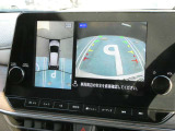 前後と左右のドアミラーに取り付けられたカメラの映像を、上から見下ろしたかの様に加工して、車庫入れをサポートする「アラウンドビューモニター」を採用しております♪