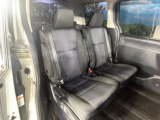 後部座席も気になるようなキズ・汚れやへたり等、大きなダメージはなく、良好な状態です。