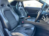 運転席側からの画像になります。座りやすいシートの為、長時間ドライブも疲れを感じにくいです。