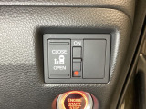 左側電動スライドドアは運転席からでも操作ができるように、ハンドル付近に開閉の操作スイッチが付いています。