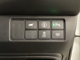 Hondaセンシング用の、VSA(ABS+TCS+横滑り抑制)解除と路外逸脱抑制機能のオンオフスイッチなどはハンドルの右側に装備しています。
