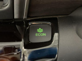 【ECONモード(イーコン)】クルマの動きを管理するシステムです。燃費を優先に自動制御されるもので、低燃費走行を自然にできるようになります。