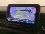 リバースギアに入れるだけで後方の表示へ切り替わります。夜間や雨の日の駐車も楽になりますよ。