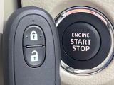 【キーレススタートシステム】カバンやポケットに入れたままでもドアの施錠・解錠が可能なスマートキーを装備。エンジンのオン・オフ時もカギを取り出す必要が無いからとっても便利です♪