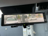 スマートルームミラーは、車両後方に設置されたカメラの映像を、ルームミラーに映し出すことで、死角をなくし、安全性を向上させることができます。また、夜間や雨天時でも、クリアな映像を映し出すことができます。
