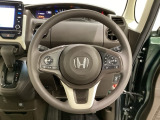 ハンドルにHondaセンシング系のクルーズコントロールやレーンキープアシストなどのスイッチと、オーディオの操作スイッチが装備されています。ハンドルから手を離さず安全に操作できます。