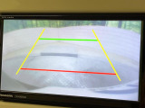 【バックカメラ】駐車時に後方がリアルタイム映像で確認できます。大型商業施設や立体駐車場での駐車時や、夜間のバック時に大活躍!運転スキルに関わらず、今や必須となった装備のひとつです!