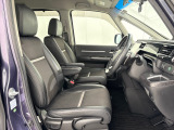 乗降がしやすい運転席。高さが調節できて小柄な方でも運転しやすいポジションをとることができます。
