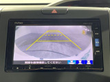 【バックモニター】後ろのカメラの映像をモニターに映し出すことができます!後方の見えない死角や、障害物との距離感をしっかり確認することができます!駐車が苦手な方におすすめです。