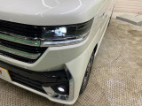 【LEDヘッドライト】悪天候や夜間走行時も良好な視界を確保し安心して運転できる高輝度LEDヘッドライトを装備!点灯速度が早く、消費電力も抑えられています。