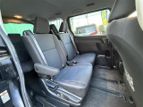 後部座席もゆったりと座れるスペースが確保できます!!足元も広々しております☆大人数でのお出かけも会話が弾みますね♪