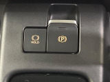 【電動パーキングブレーキ】パーキングブレーキは便利な電動式!ボタン一つで操作でき、アクセルを踏めば自動で解除されます♪レバーやペダルが無いので運転席廻りもすっきりしますね♪