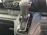 インパネシフトなので視線の移動が少なく足元もすっきりです。