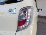 ブレーキランプには視認性に優れたLEDバルブを備えたテールレンズです!