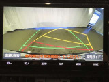 【バックモニター】駐車時に後方がリアルタイム映像で確認できます。大型商業施設や立体駐車場での駐車時や、夜間のバック時に大活躍!運転スキルに関わらず、今や必須となった装備のひとつです!