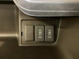 エアコン操作パネルの下に、スマートフォンなどの充電可能なUSB端子が2個ついています。移動中に充電もできるので便利です。