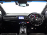 ドライバーを包み込むように、ディスプレーやスイッチ、コンソールを配置。座った瞬間から運転への期待が!空間そのものの心地よさにこだわっています。