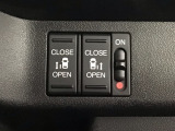 【両側パワースライドドア】両側がパワースライドドアになっており、運転席のスイッチやスマートキーでも開閉が可能です!開口部も広いので乗り降りも楽々♪