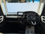 前方の視界も開けてとても運転しやすいパッケージングです。各種スイッチ類も操作しやすい位置に並んでいます。小物入れなどの収納も充実していてとても使い勝手のいいダッシュパネルです。